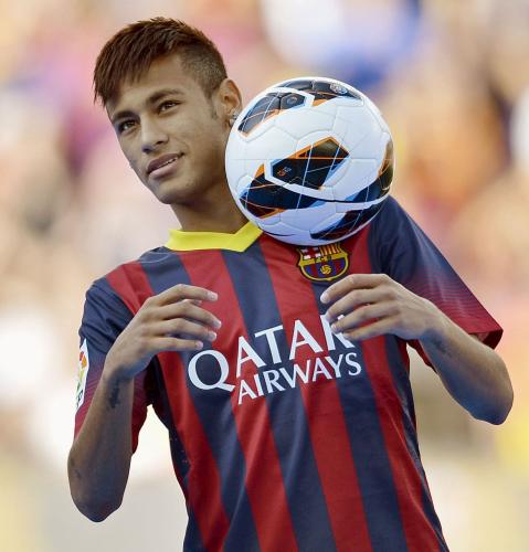 バルセロナの新ユニホームを着てボールを操るネイマール