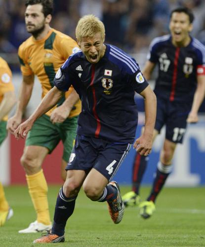 日本―オーストラリア　試合終了間際に同点のＰＫ決め喜ぶ本田