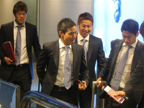 成田空港に到着した（左から）酒井宏、長友、清武、香川