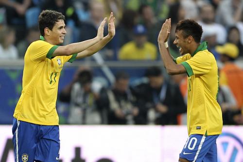 フランスとの親善試合でゴールを挙げ、ネイマール（右）と喜ぶブラジルのオスカル