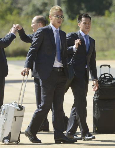 ブラジリアに到着した日本代表・本田と岡崎（右）