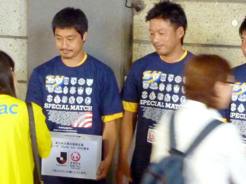 東日本大震災復興支援スペシャルマッチの前日練習前に、募金活動をする鹿島・小笠原（左）と仙台・柳沢