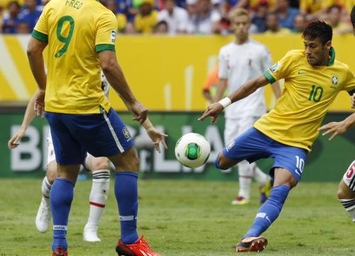 ＜コンフェデ杯＞ネイマールが右足で強烈シュート。ブラジルが先制する