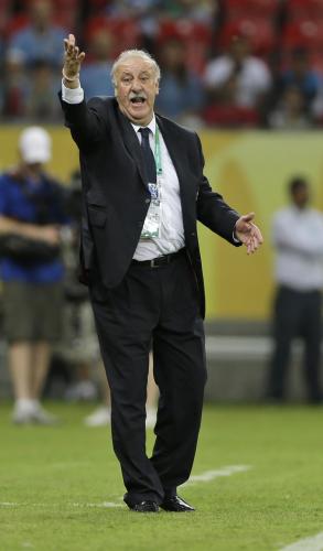 ＜スペイン２―１ウルグアイ＞試合中、指示を出すスペイン代表のデルボスケ監督