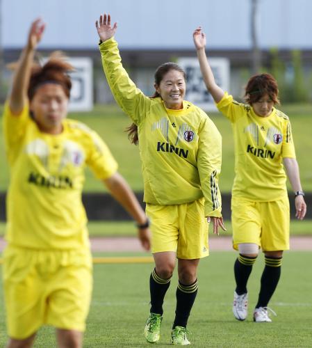 練習で笑顔を見せるサッカー女子日本代表に復帰した澤（中央）