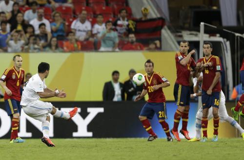 スペイン相手にフリーキックからゴールを奪ったウルグアイ代表のＦＷスアレス（左から２人目）