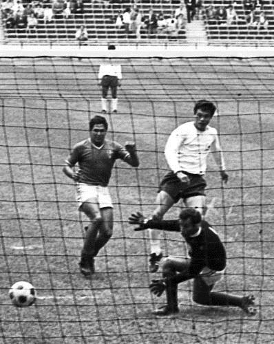 メキシコ五輪サッカー３位決定戦で、先制点を挙げた釜本邦茂（後方右）＝１９６８年10月24日、アステカ競技場