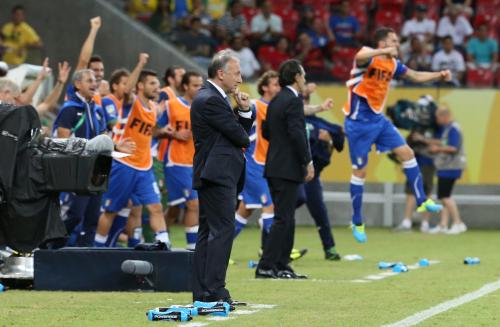 ＜日本・イタリア＞試合後、渋い表情のザッケローニ監督と喜ぶイタリア代表