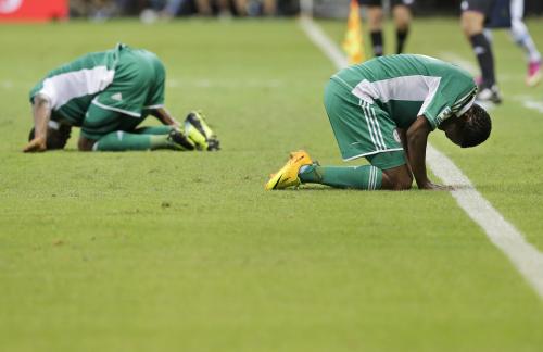 ウルグアイに敗れピッチに倒れ込むナイジェリア代表イレブン