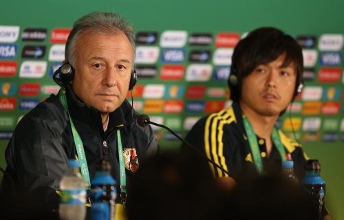 ＜コンフェデ杯＞会見する日本代表・ザッケローニ監督（左）と遠藤