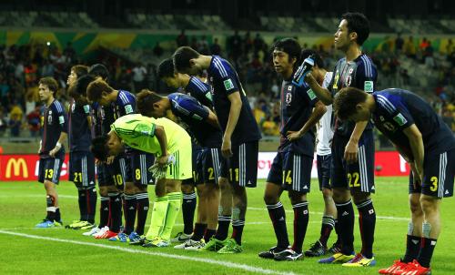 ＜日本・メキシコ＞３連敗に終わり、客席に頭を下げる日本代表の選手たち