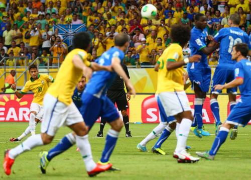 ＜イタリア・ブラジル＞後半、ネイマール（左端）がＦＫで２点目のゴールを決める