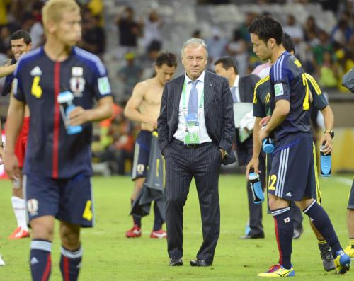 ＜日本・メキシコ＞メキシコに敗れてコンフェデ杯３戦全敗となり、厳しい表情のザッケローニ監督（中央）。左は本田、右は吉田