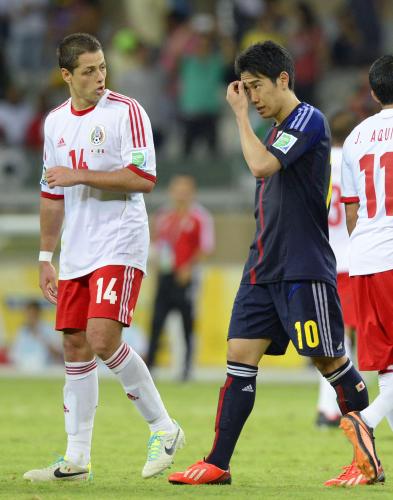 ＜日本・メキシコ＞メキシコに敗れ、２得点のエルナンデス（左）と話す香川