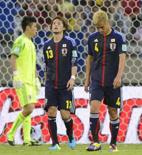 ＜日本・メキシコ＞後半、メキシコに２点目のゴールを許し、肩を落とす（右から）本田、細貝、ＧＫ川島