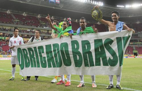 ＜タヒチ・ウルグアイ＞試合後、「ありがとう、ブラジル」の横断幕を持って声援に応えるタヒチの選手たち