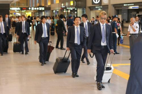成田空港に到着した（手前から）本田、長友、中村、細貝ら日本イレブン