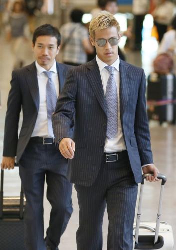 ブラジルから帰国したサッカー日本代表の本田（手前）と長友