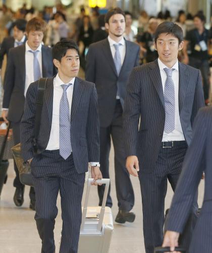 ブラジルから帰国した香川（手前左）、権田（同右）らサッカー日本代表
