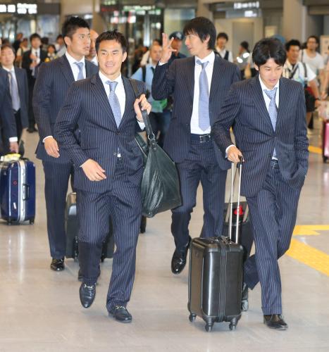 成田空港に到着した岡崎（手前左）内田（右）ら日本代表イレブン