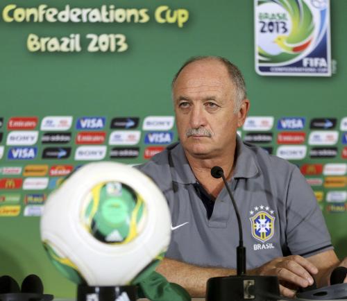 記者会見するサッカーブラジル代表のスコラーリ監督