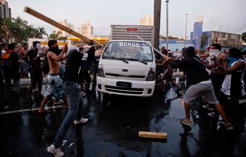 サッカー・コンフェデレーションズカップ準決勝が行われたブラジル中部ベロオリゾンテで、車を破壊するデモ参加者