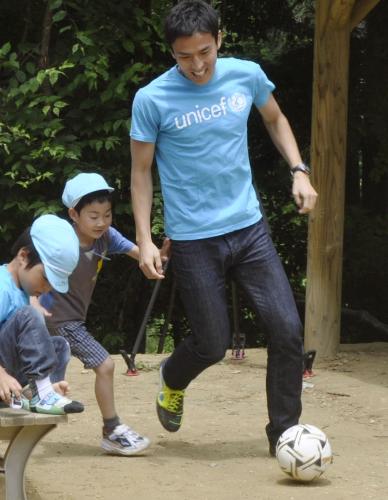 園児とボールで遊ぶサッカー日本代表主将の長谷部誠