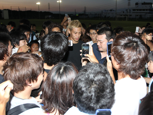 サッカー教室で大勢ファンに囲まれる日本代表ＭＦ本田