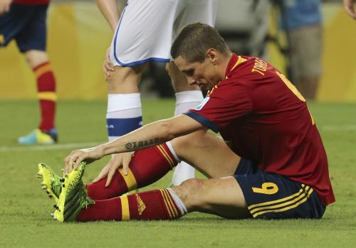 ＜スペイン・イタリア＞試合中につった足を伸ばすスペイン代表Ｆ・トーレス