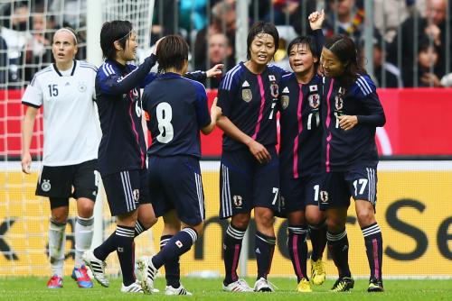 前半、大野（右から２人目）の同点ゴールを喜ぶ大儀見（右端）ら日本イレブン