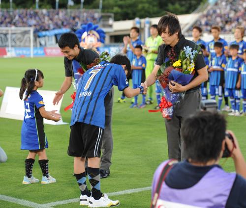 ＜Ｇ大阪・徳島＞コンフェデ杯から帰国し、試合前に花束をもらう遠藤（右）と今野