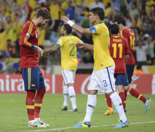 ＜ブラジル―スペイン＞後半、ＰＫを外し、肩を落とすスペインのセルヒオ・ラモス（左）