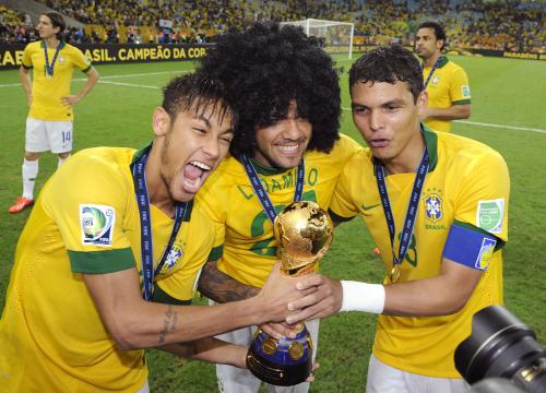 優勝トロフィーを手に喜ぶブラジルの（左から）ネイマール、アウベス、チアゴ・シウバ