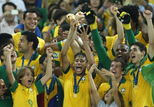 カップを掲げ優勝の喜びを爆発させるネイマール（中央）らブラジル代表イレブン