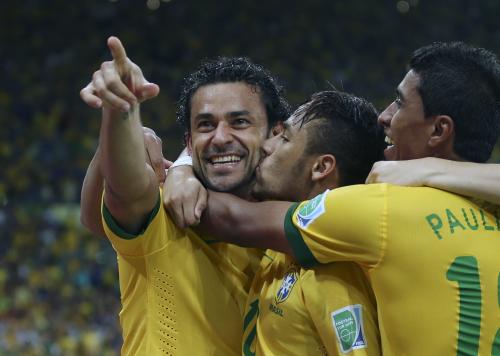 ＜ブラジル・スペイン＞ゴールを決めたフレッジ（左）を祝福するブラジル代表イレブン