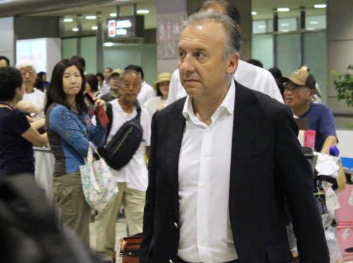 厳しい表情で再来日したサッカー日本代表のザッケローニ監督