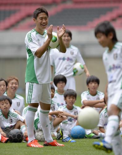 サッカー教室に集まった小学生の練習を笑顔で見守るサッカー日本代表ＦＷの香川真司