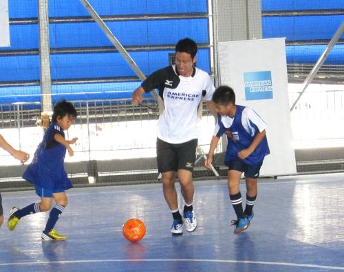 ミニゲームで子供たちとボールを競り合う日本代表ＤＦ吉田（中央）