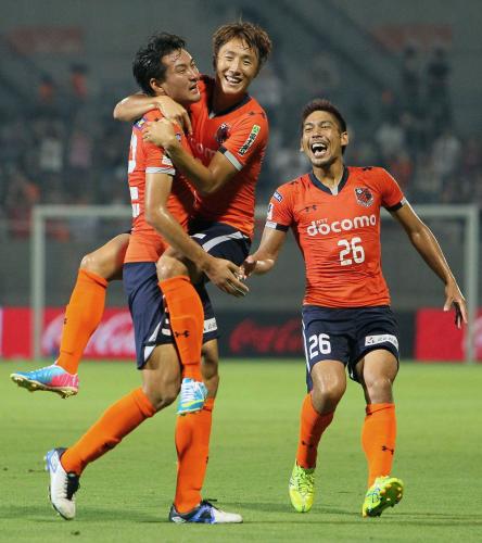 後半、決勝ゴールを決め、チームメートと抱き合って喜ぶ大宮・長谷川（左）