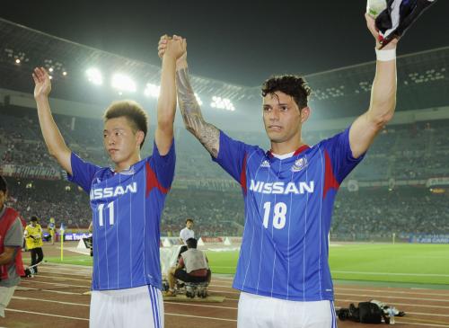 大宮に勝利し、サポーターの声援に応える横浜のマルキーニョス（右）と斎藤