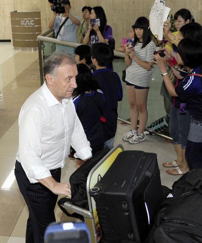 東アジア杯のため、ソウルの金浦空港に到着した男子日本代表のザッケローニ監督