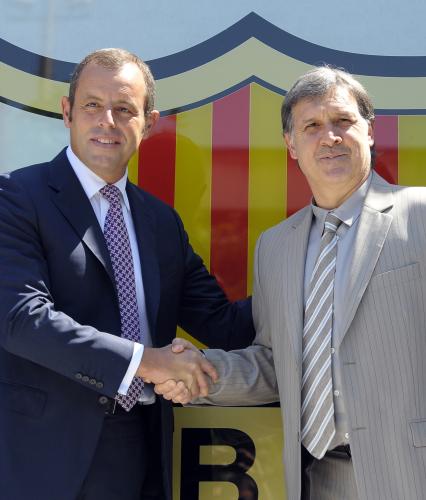 握手を交わすバルセロナのマルティノ新監督（右）とロセイ会長