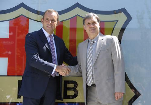 バルセロナと２年契約を交わしたマルティノ新監督（右）