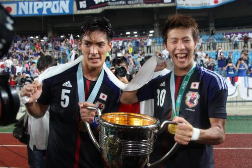 ＜韓国・日本＞東アジア杯の優勝トロフィーを手に笑顔の槙野（左）と柿谷