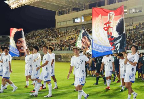 元サッカー日本代表の松田直樹さんの追悼試合を終え、ファンにあいさつする選手たち＝