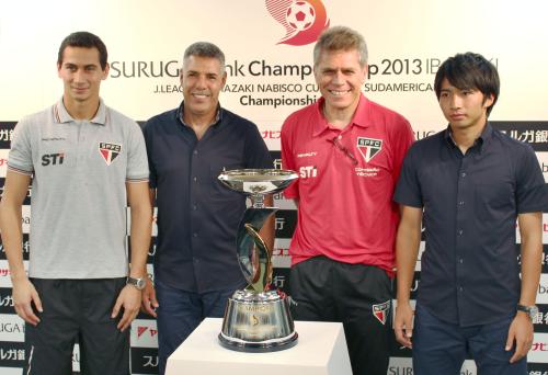 スルガ銀行杯での健闘を誓う（左から）ガンソ、セレーゾ監督、アウトゥオリ監督、柴崎