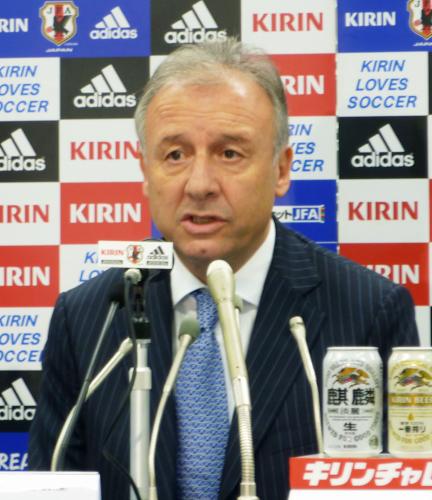 ウルグアイ戦のメンバーを発表するサッカー日本代表のザッケローニ監督