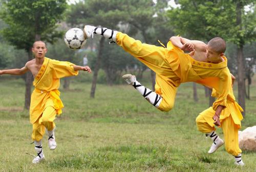 中国河南省の少林寺近くの武術学校で“少林サッカー”の練習をする学生たち