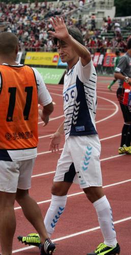 ＜札幌・横浜ＦＣ＞Ｊリーグ通算５００試合出場を達成した三浦は声援に手を振る