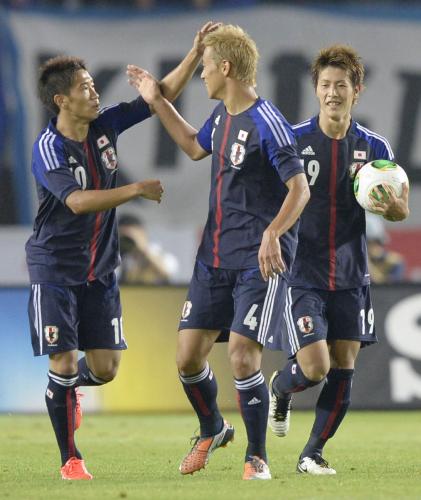 日本―ウルグアイ　後半、ゴールを決め、（右から）柿谷、本田と喜ぶ香川